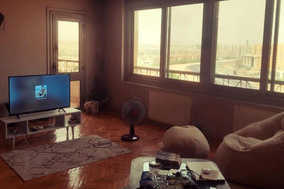 A Sunny Lovely Ladies Only Apartment